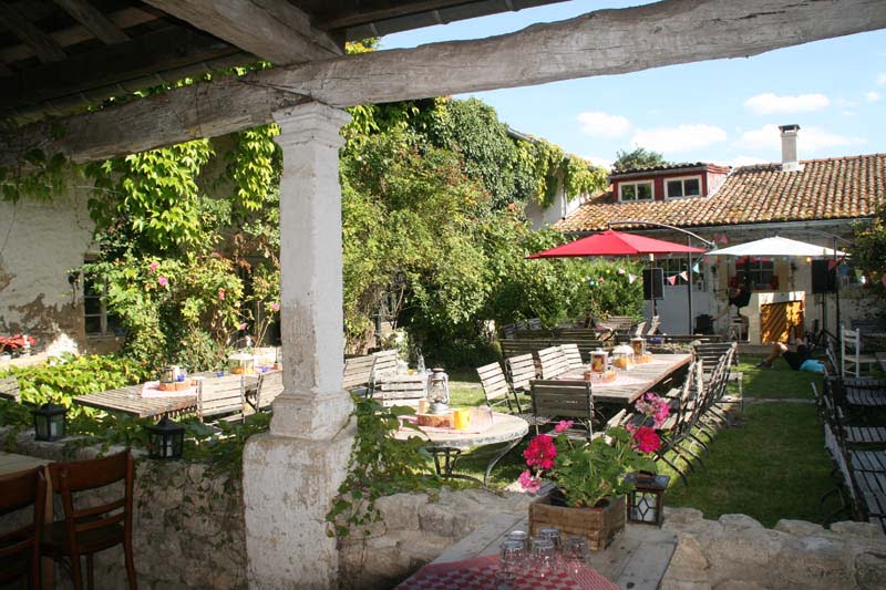 Natuurcamping Saint-Christophe, klooster binnenplaats